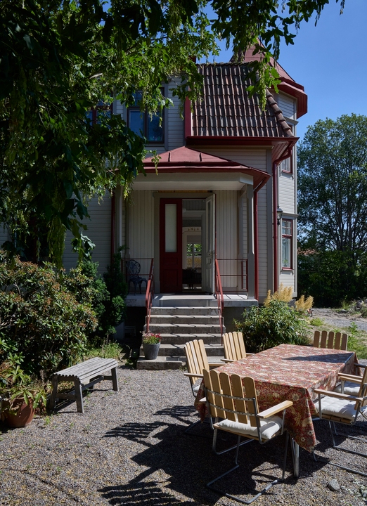 Tillbyggnad och renovering/ ombyggnad av sekelskiftesvilla åt familj i Täby kyrkby.